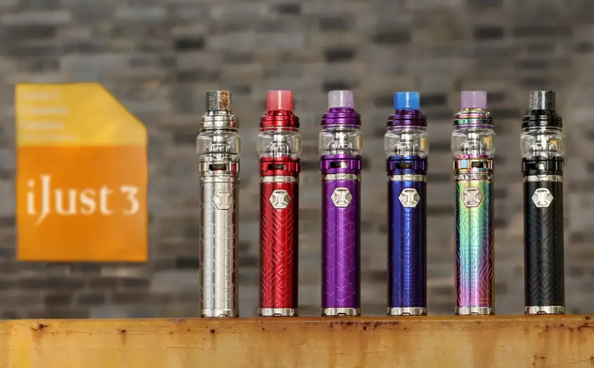 En rad med ijust 3 vape-pennor i olika färger, från silver till svart, står uppradade.