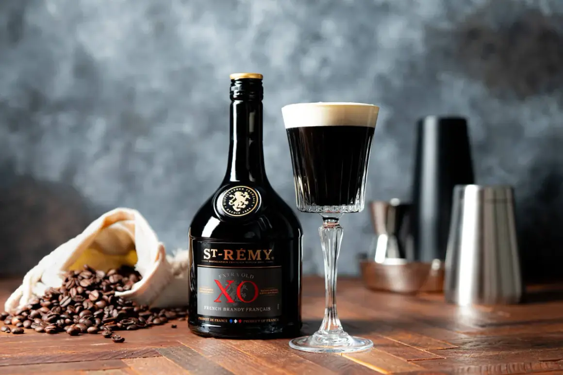 En elegant drink med kaffe och konjak, bredvid en flaska St-Rémy XO och kaffebönor.