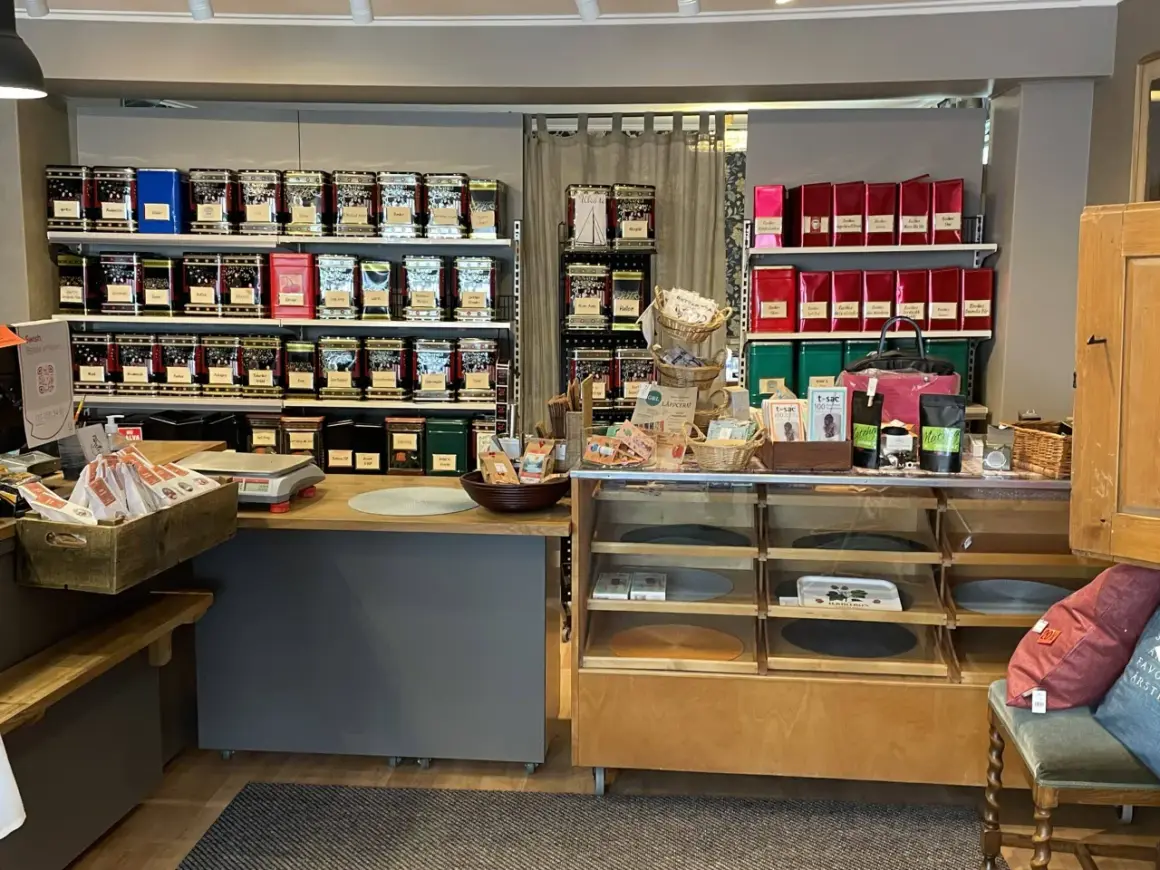 En butik fylld med teburkar i olika färger och mönster, redo att erbjuda det godaste teet för varje smak.
