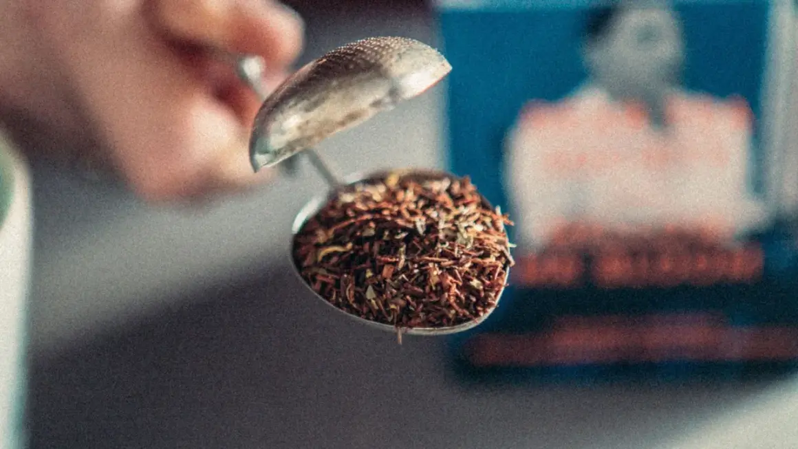 En tesil fylld med rooibos te, redo att ge en härlig rooibos te smak.