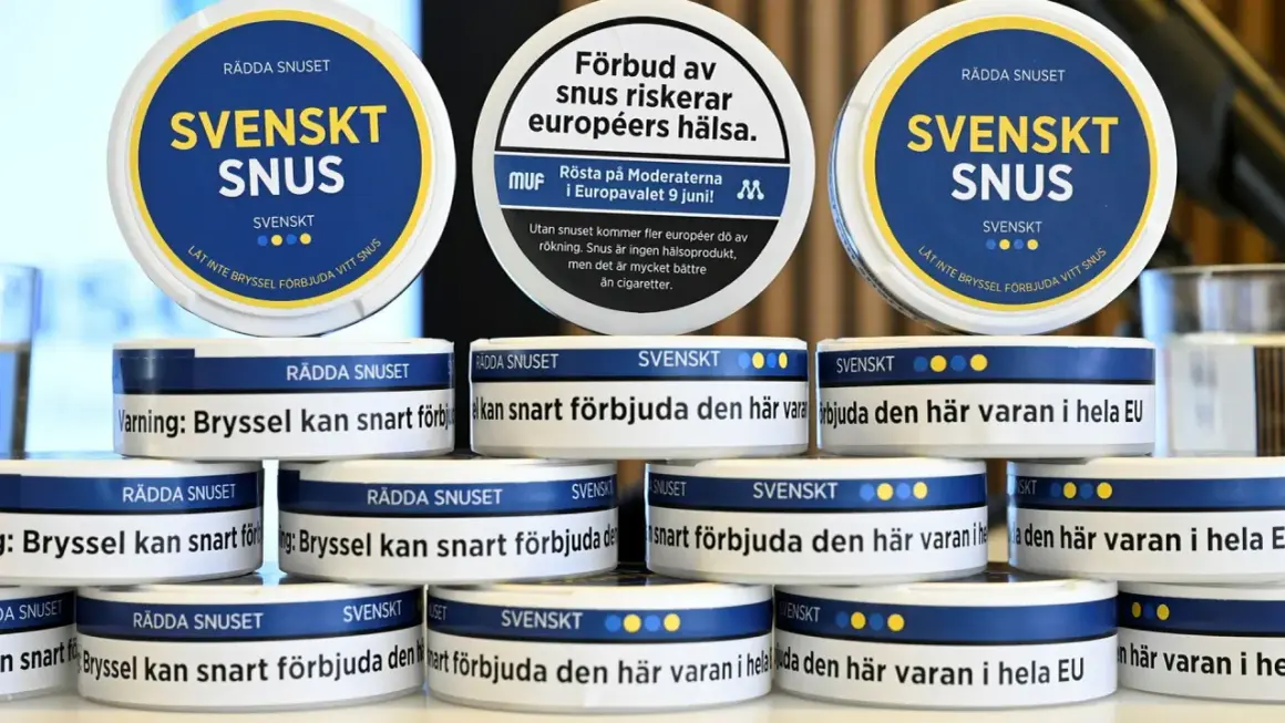 Stackar av vita snusdosor med texten "SVENSKT SNUS" och uppmaningar att rädda snuset.