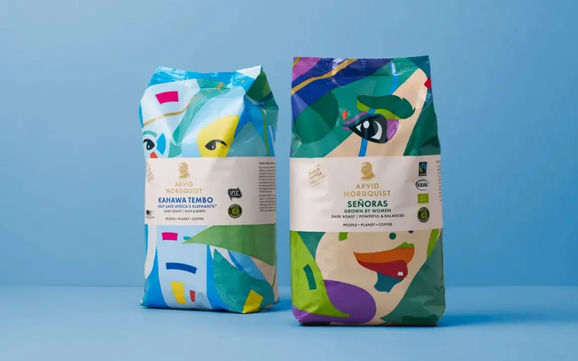 Två påsar Arvid Nordquist-kaffe med färgglada mönster. En påse heter "Kahawa Tembo" och den andra "Señoras". Frågan om hur många koppar kaffe per paket är inte besvarad här.