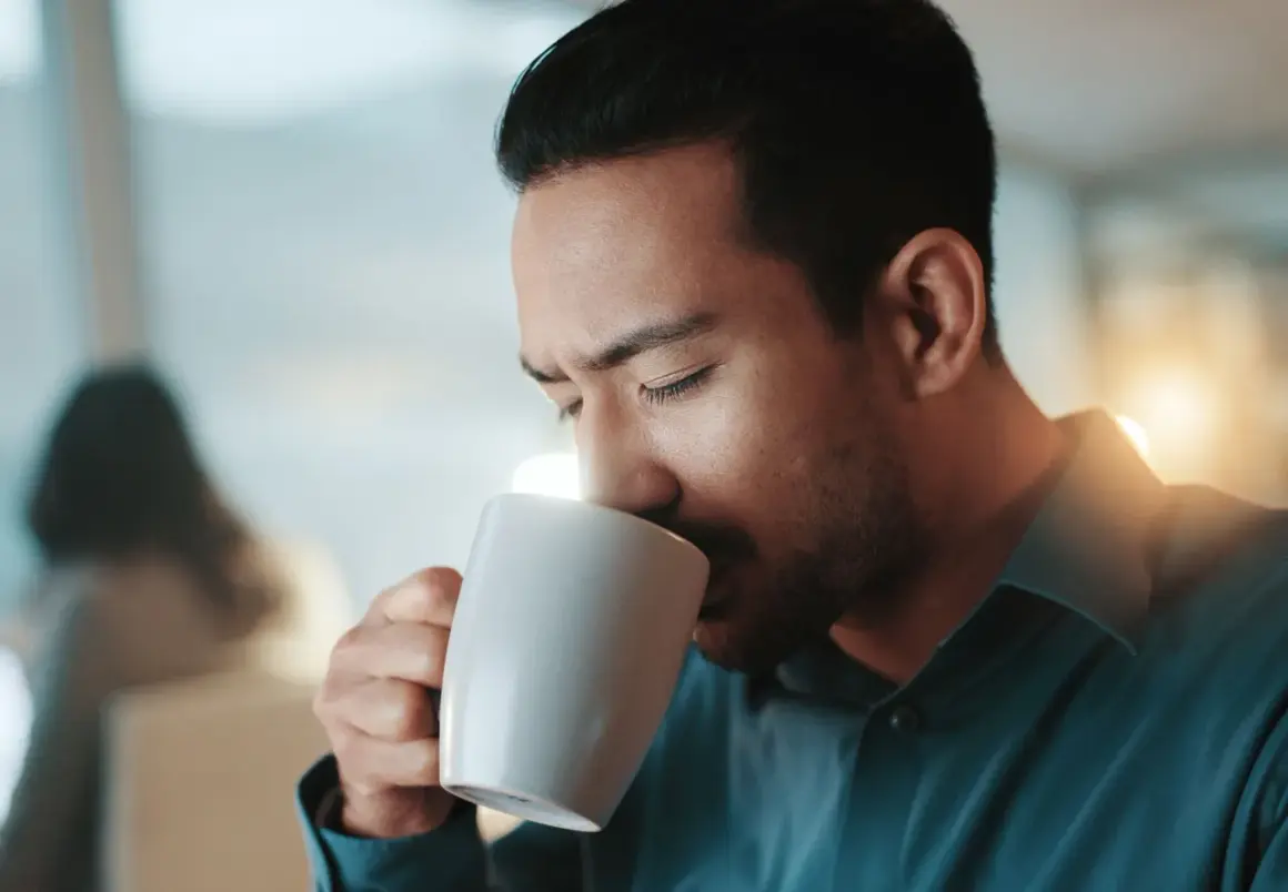 Man dricker kaffe, en del av hans viktnedgångsresa.