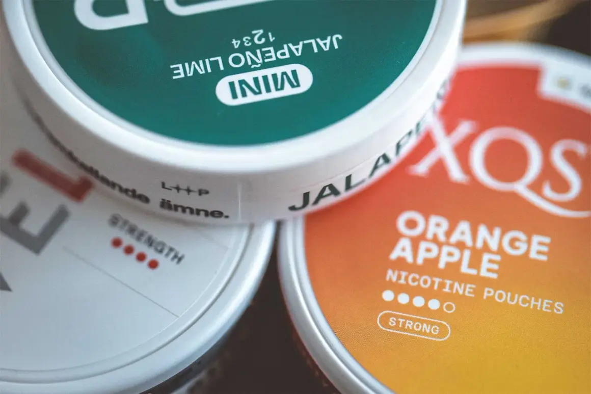 Tre dosor nikotinpåsar: en grön med jalapeño lime, en vit med texten "strength" och en orange med smak av apelsin och äpple. Frågan "hur många prillor i en dosa" kan besvaras genom att titta på dessa.