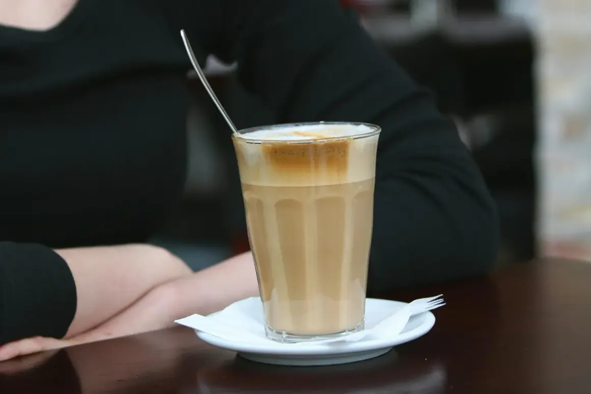 En person njuter av en kaffe latte, en av många olika typer av kaffe.