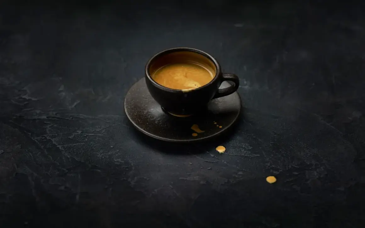 En mörk kopp med en dubbel espresso, redo att ge dig en rejäl dos koffein.