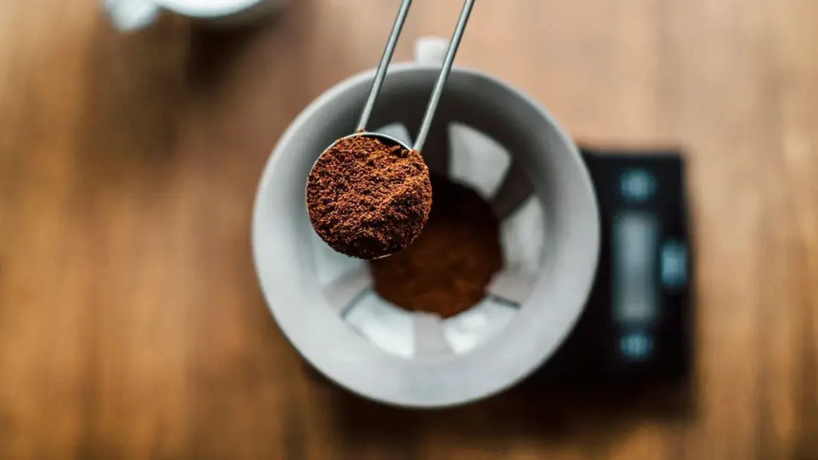 Malen kaffe hälls i en filterhållare. Rätt kaffe temperatur är avgörande för en god brygd.
