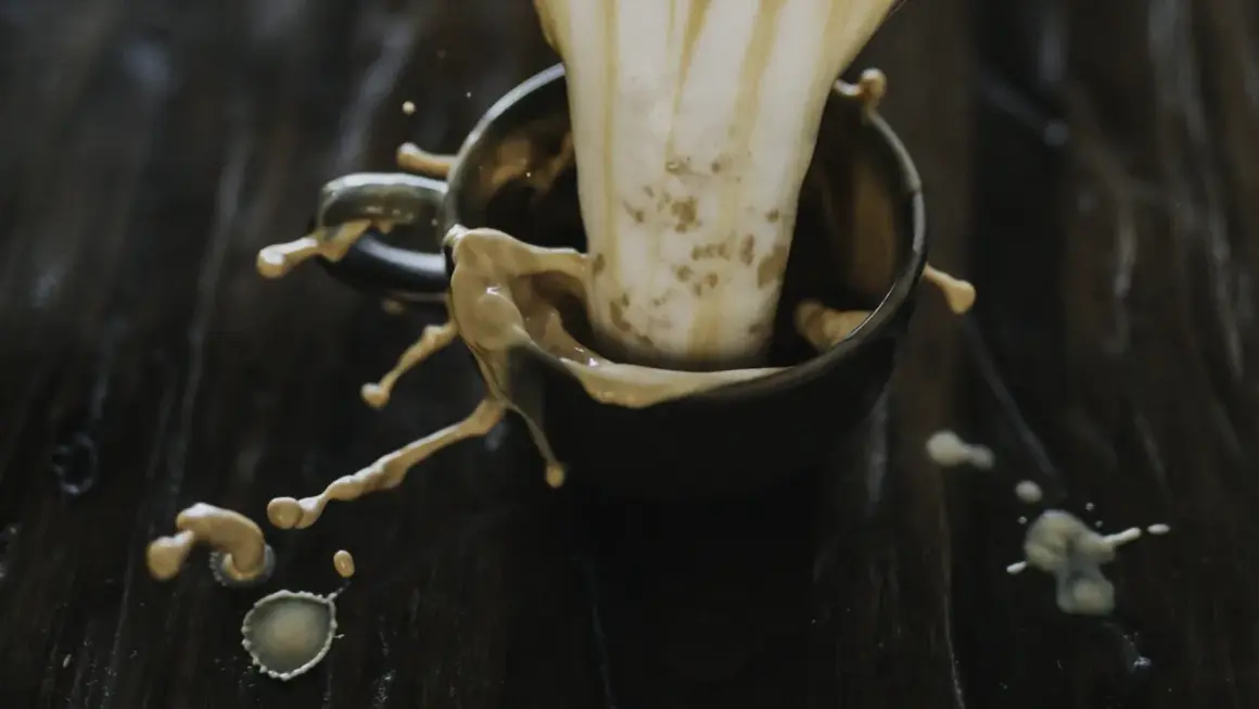 Kaffe skvätter ur en kopp, en bild som kan associeras med inflammation i kroppen.