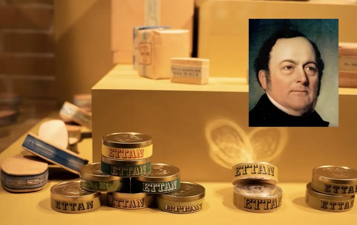 Porträtt av en man bredvid staplar av snusdosor med texten "Ettan". En historisk fråga är vem uppfann snus.