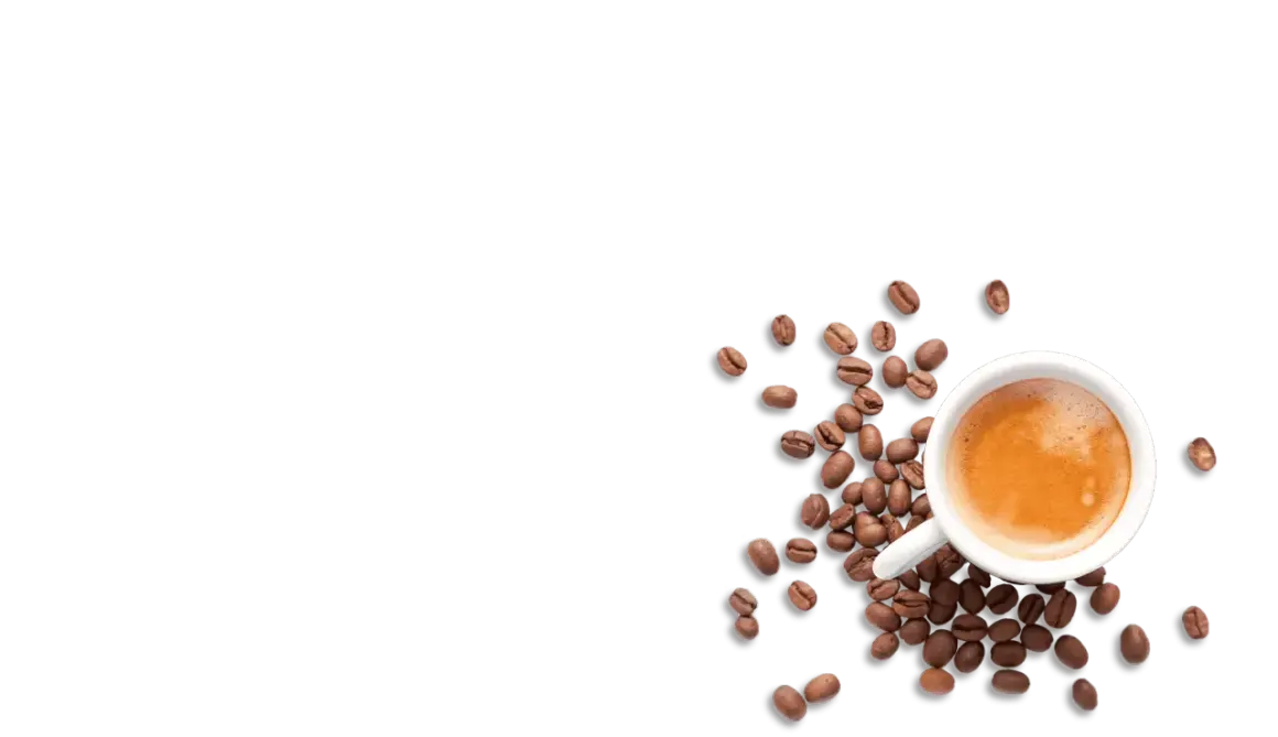 En vit kopp med espresso omgiven av kaffebönor, en inbjudan till olika kaffedrycker.