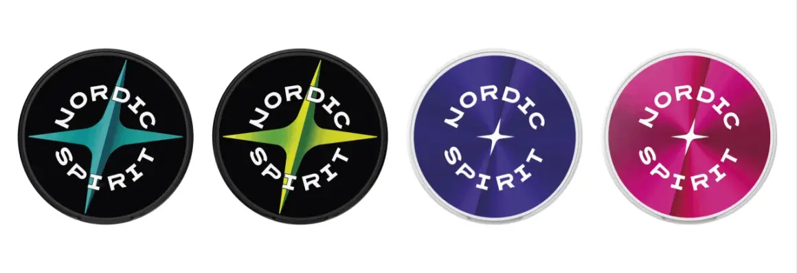 Fyra runda logotyper med texten "NORDIC SPIRIT" och en stjärna. En med svart bakgrund och turkos stjärna, en med svart bakgrund och grön/gul stjärna, en med lila bakgrund och en lila stjärna, samt en med rosa bakgrund och en rosa stjärna.