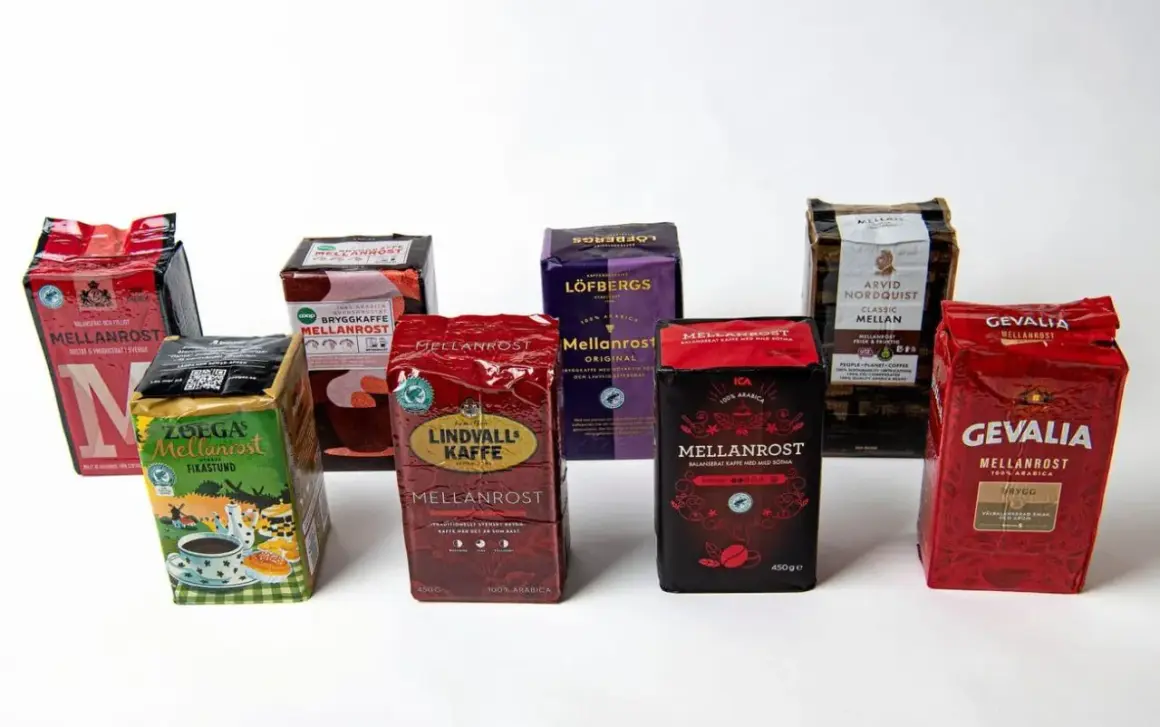 En rad kaffepaket för ett kaffe test. Här finns Mellanrost från Gevalia, ICA, Löfbergs, Arvid Nordquist, Zoégas, Lindvalls och fler.