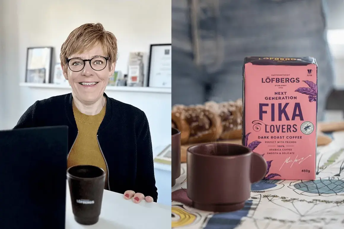 Kvinna ler vid datorn, bredvid en förpackning med LÖFBERGS FIKA LOVERS kaffe, en symbol för svenska kafferosterier.