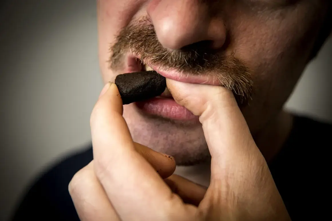 Man med mustasch placerar en prilla snus, kanske det dyraste snuset, i munnen.