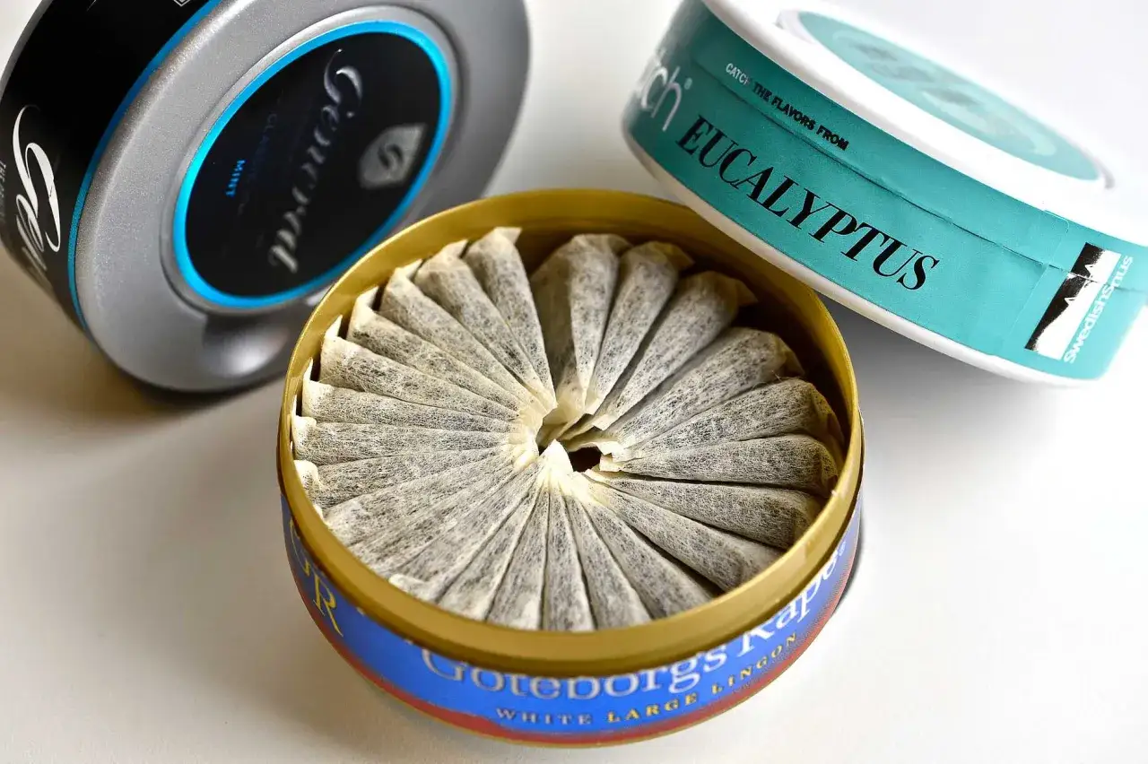 Snusburkar med General Mint, Eucalyptus och Göteborgs Rapé. Vissa menar att snus kan påverka testosteron.