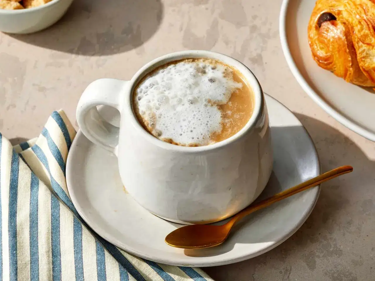 En krämig kaffe latte med skummad mjölk, perfekt för ett mysigt fika. Ett enkelt kaffe latte recept för hemmabruk.