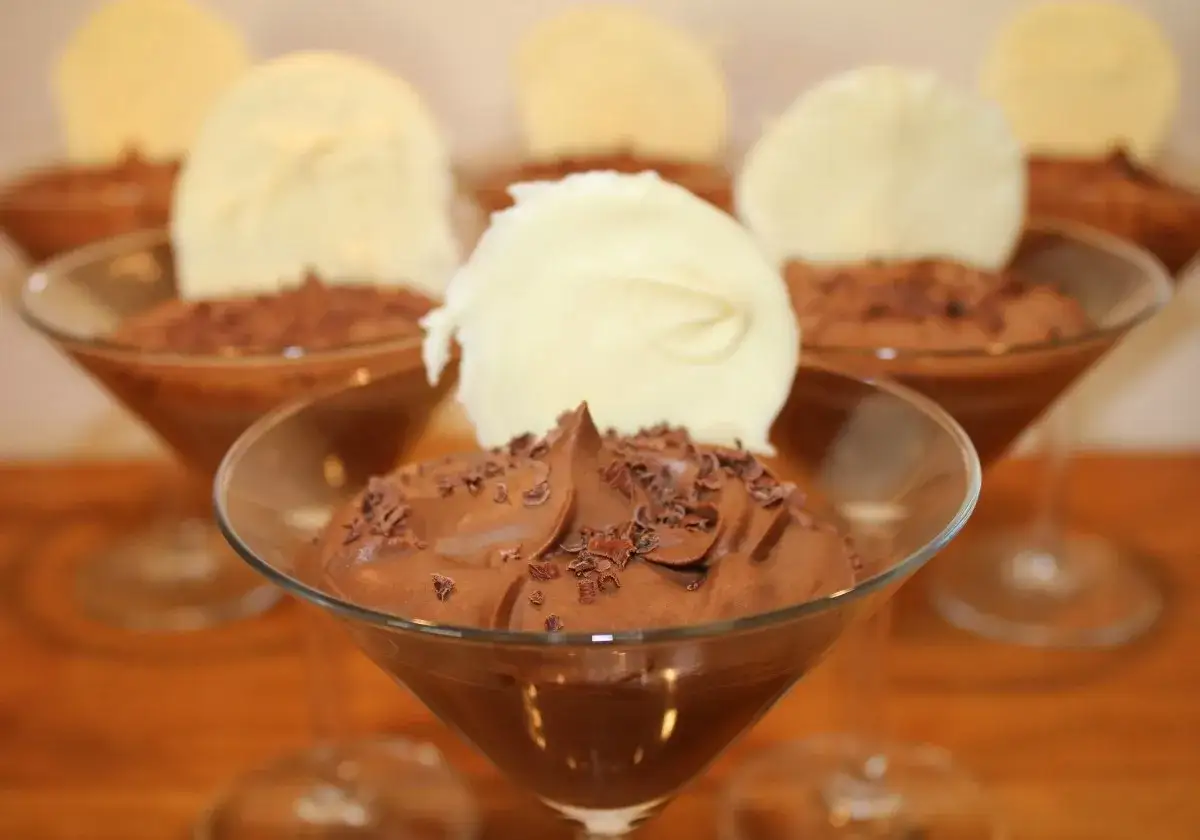 Chokladmousse i martiniglas, toppad med en klick vit choklad och strössel. En perfekt kaffe mocca-dessert.