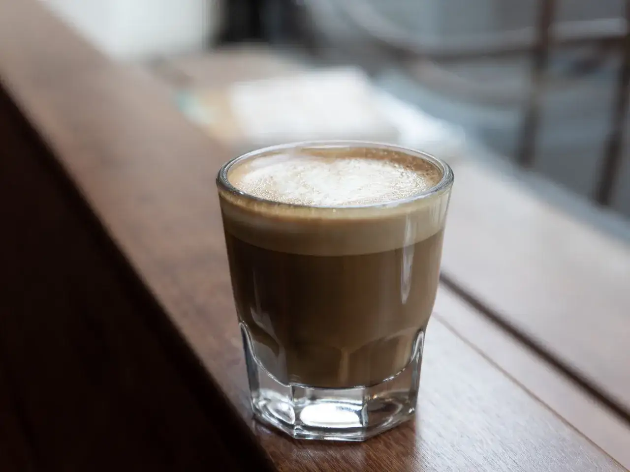 En liten, stark cortado med ett tunt lager skum, perfekt för en paus. En cappuccino skulle ha mer mjölkskum.