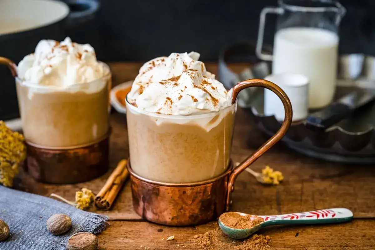 Två krämiga pumpa latte med vispgrädde och kanel. En härlig höstdryck.