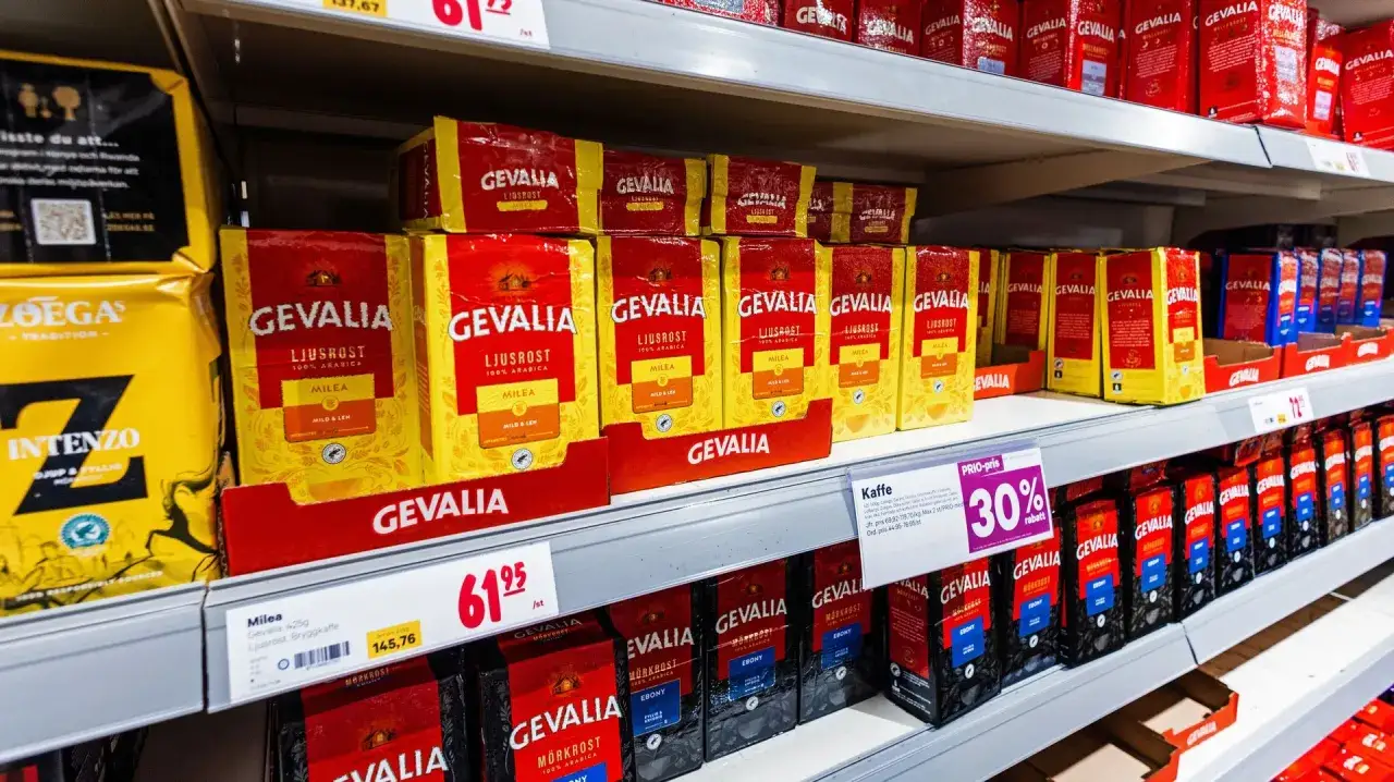 Hyllor fyllda med Gevalia kaffe, både ljusrost och mörkröst. En prislapp visar 30% rabatt på kaffe, vilket gör detta dyra kaffe mer prisvärt.