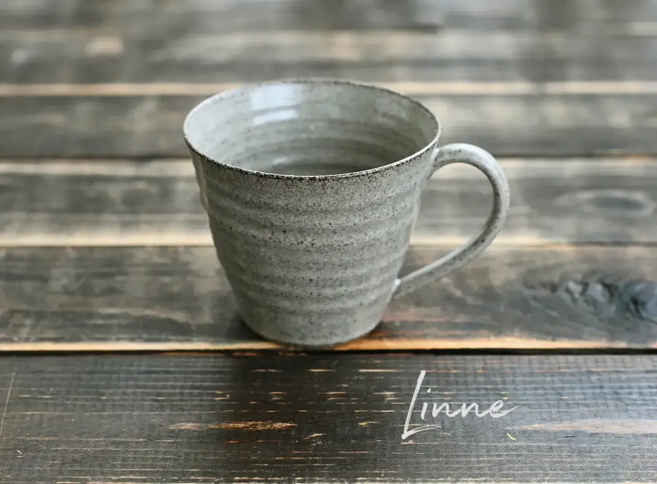 En rustik kaffekopp i stengods, perfekt för en mysig fika. Denna kaffekopp i dl rymmer precis lagom.