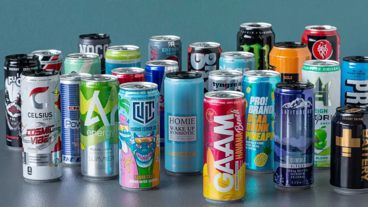 En samling energidrycker med olika smaker och färger. En burk med texten 