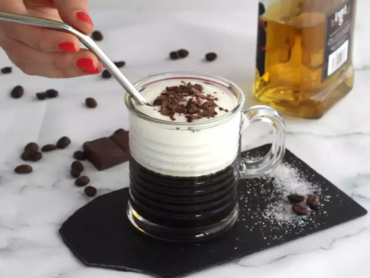 En härlig Irish coffee med vispad grädde och chokladströssel. Perfekt för ett mysigt irish coffee recept svenska.