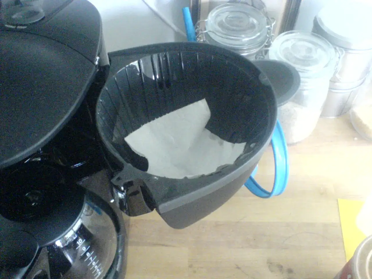 Kaffebryggare med ett pappersfilter redo för att brygga kaffe utan filter.