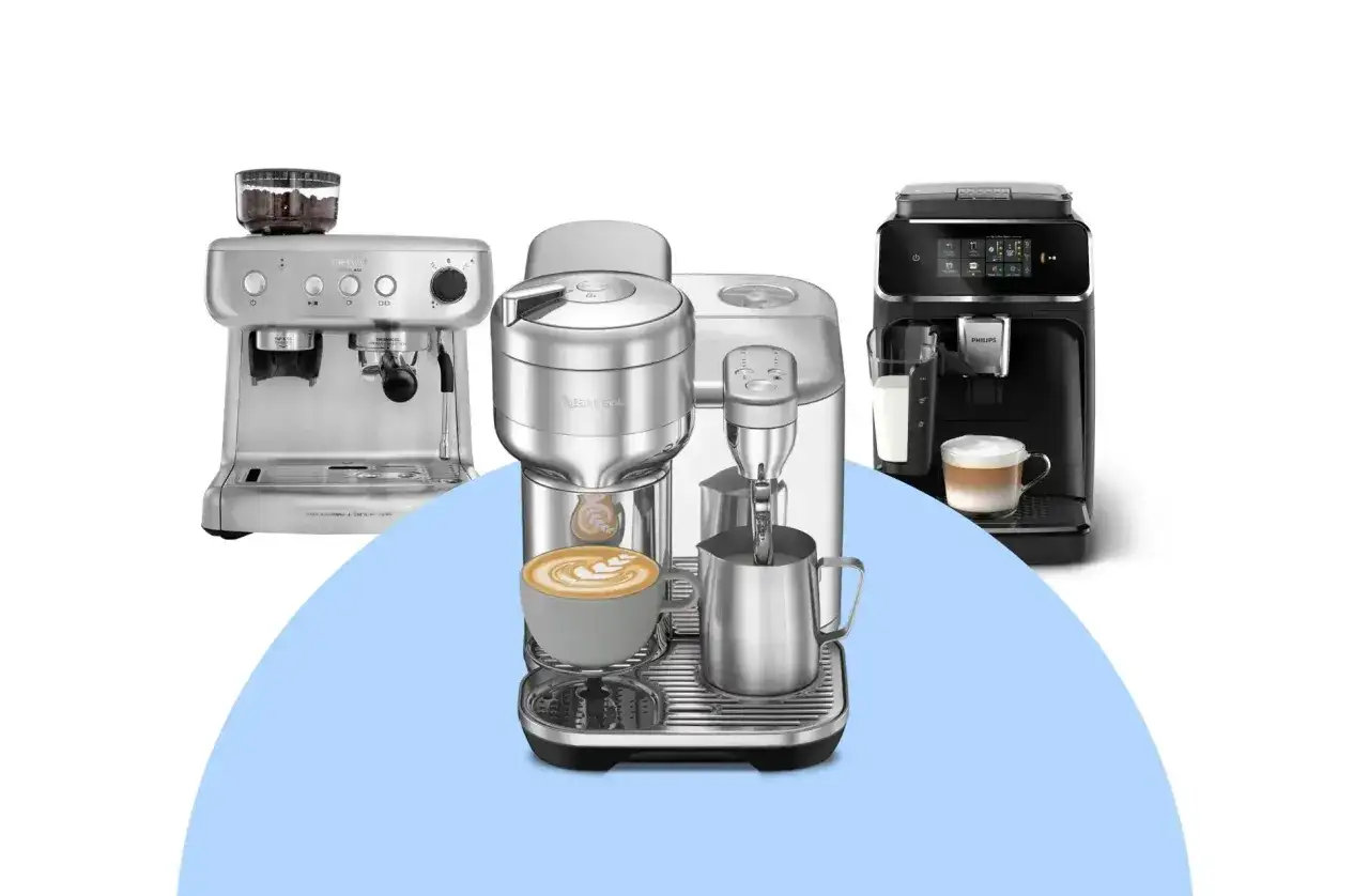Tre moderna kaffemaskiner, inklusive en silverfärgad Breville, en Nespresso och en svart Philips, redo att brygga ditt morgonkaffe. En kalk kaffebryggare kan vara en bra investering för kaffeälskaren.