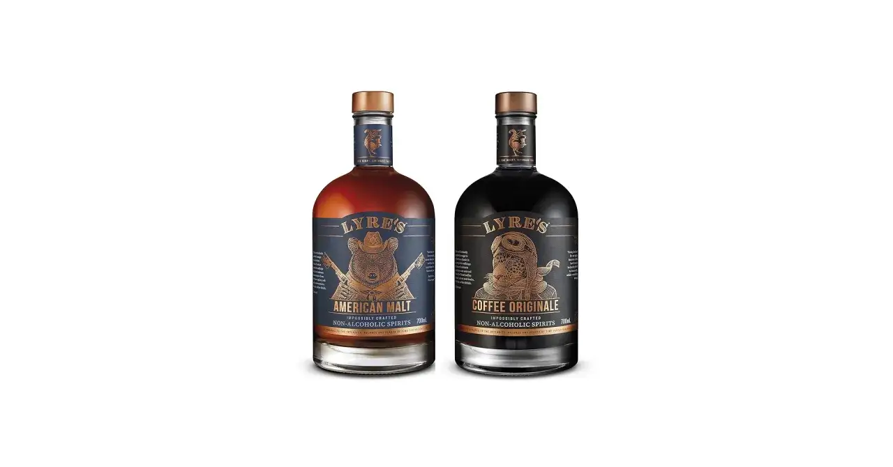 Två flaskor Lyre's, en med amerikansk malt och en med kaffe originale. Den mörka flaskan är en alkoholfri kaffedrink.
