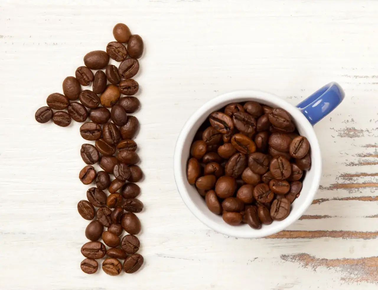 Kaffebönor formar siffran ett bredvid en kopp, en hyllning till vilket land dricker mest kaffe.
