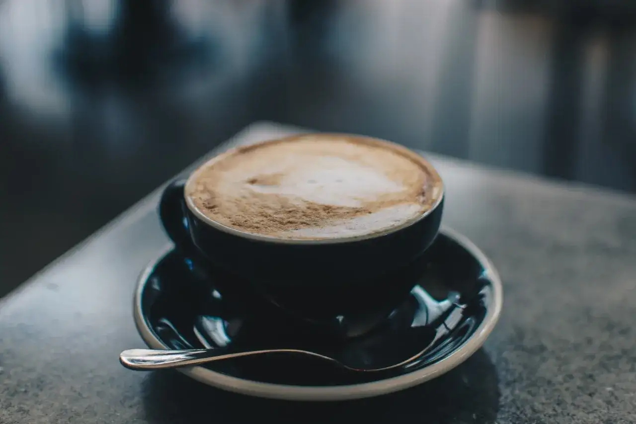 En krämig cappuccino med lattekonst på skummet. Perfekt för ditt cappuccino recept.