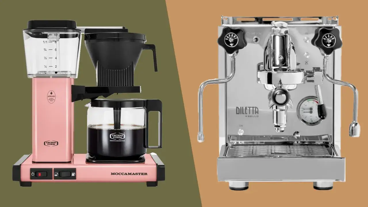En rosa Moccamaster-kaffebryggare bredvid en blank espressomaskin. Båda maskinerna är redo att brygga ditt vanligt kaffe i espressomaskin.
