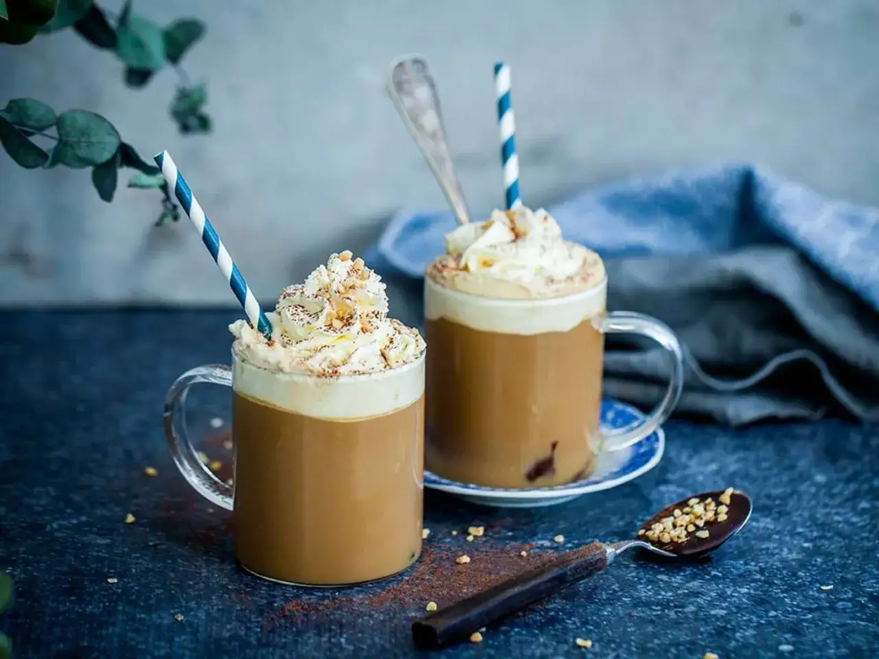 Två glas med krämig kaffe cocktail, toppade med vispgrädde och nötter. En perfekt njutning!