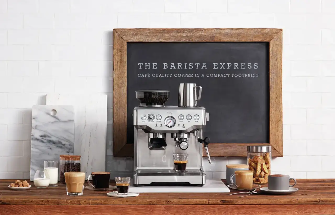 Espressomaskin med kvarn, mjölkkanna och kaffekoppar. Perfekt för din barista utbildning hemma.