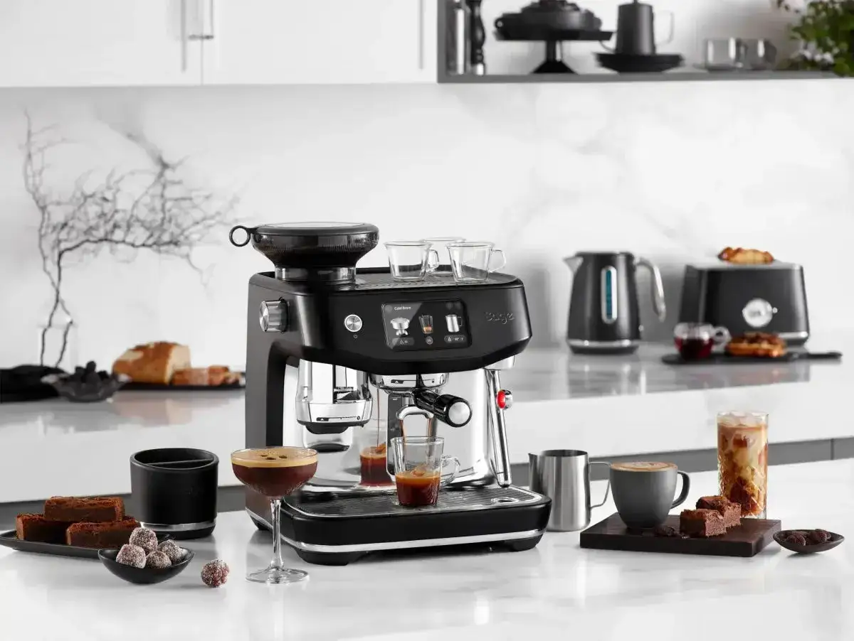 En elegant espressomaskin med tillbehör. Kaffe smakar surt om det inte bryggs perfekt, men här ser det gott ut.