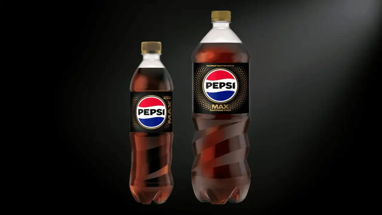 Tv&aring; flaskor Pepsi Max, en mindre och en st&ouml;rre, med texten 