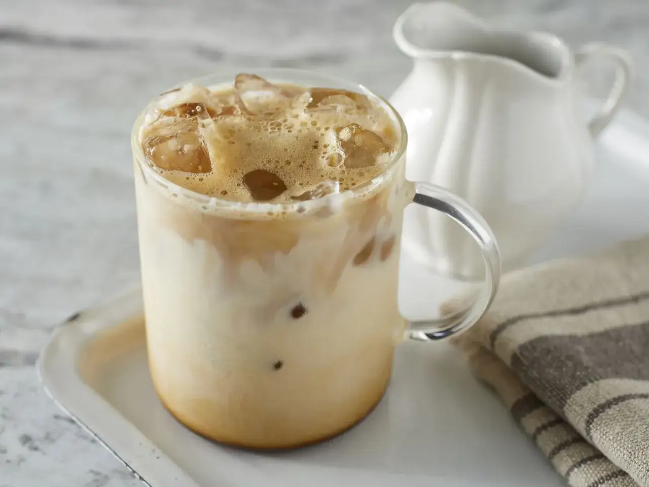 Ett glas iskaffe med mjölk och is, perfekt för ett enkelt iskaffe recept.