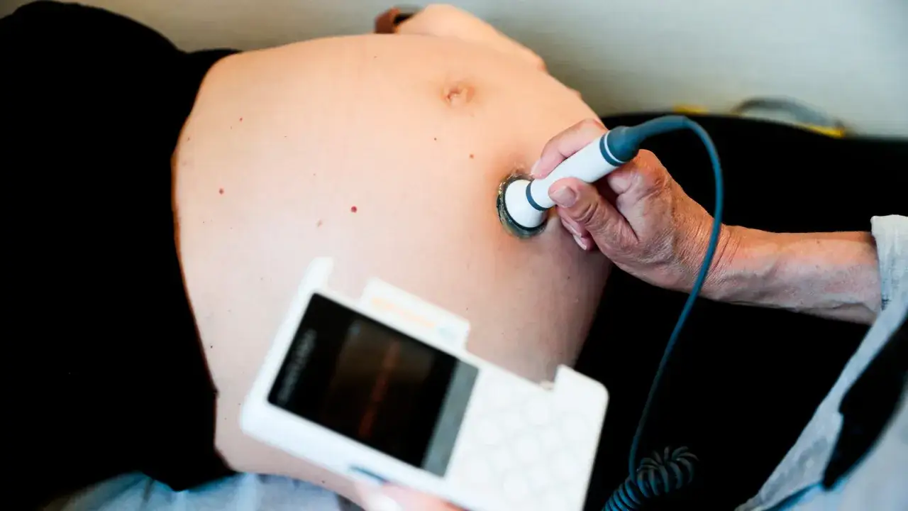 Gravid mage undersöks med ultraljud. För att skydda barnet är det viktigt att undvika nikotin under graviditeten.