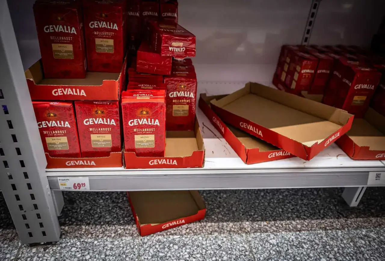 Hylla med Gevaliakaffe. Priset 69,95 kr ger en fingervisning om vad kostar en kopp kaffe hemma. Tomma kartonger syns också.