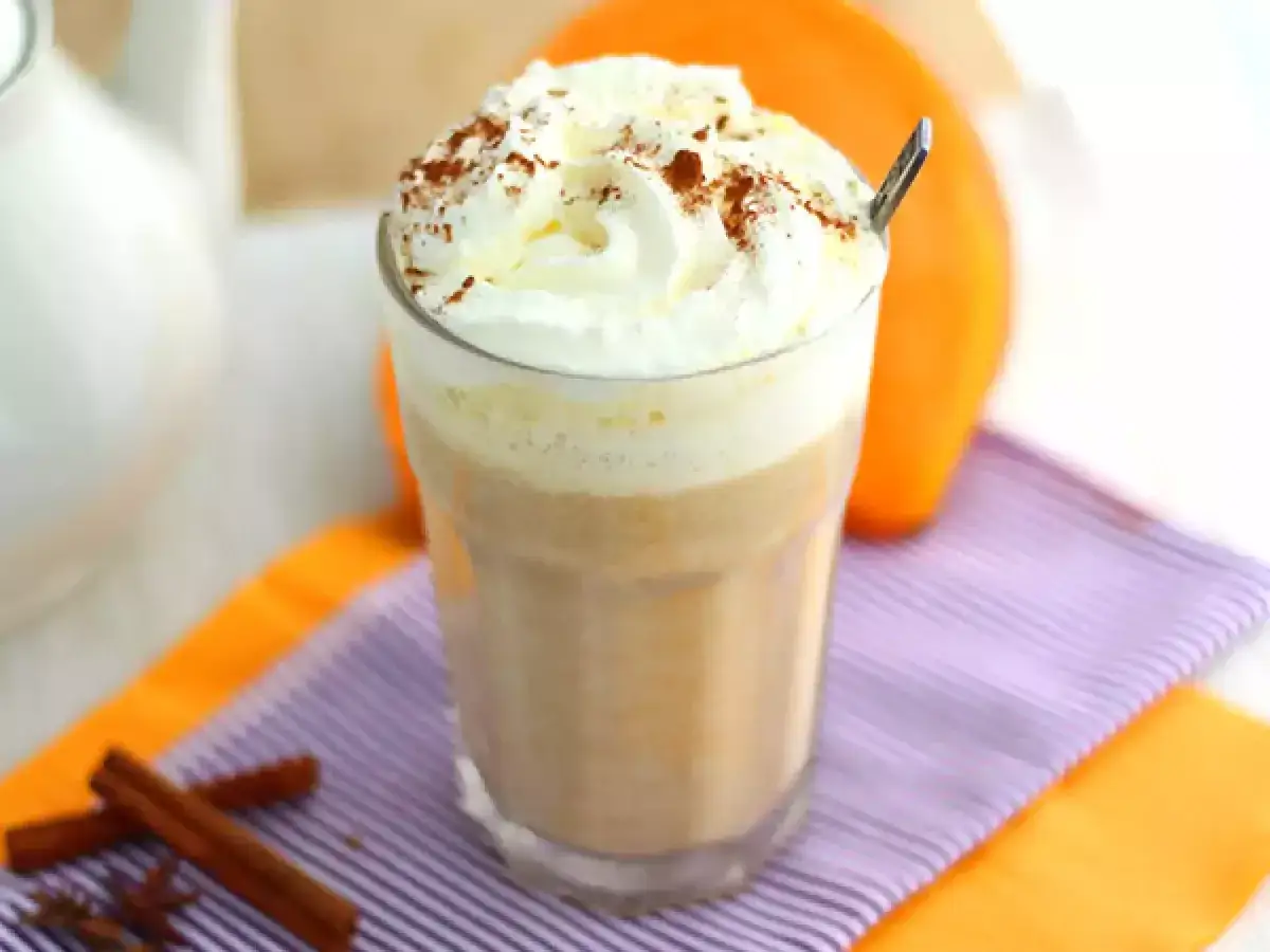 En krämig pumpkin spice latte med vispgrädde och kanel. Perfekt för hösten!