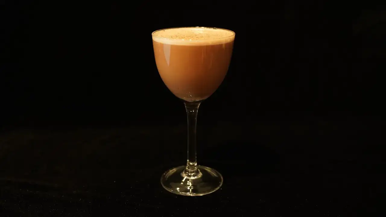 En krämig alkoholfri irish coffee med ett lätt skumtäcke, perfekt för en mysig stund.