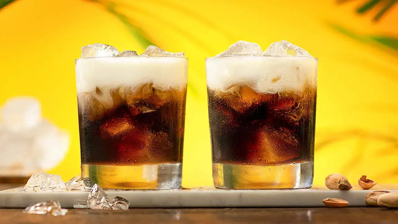 Två glas med en krämig kaffedrink med Kahlúa, is och en touch av grädde. Perfekt för en avkopplande stund.