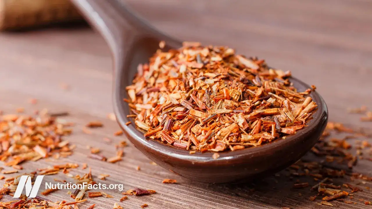 En sked fylld med torkade rooibosblad, redo att ge en h&auml;rlig rooibos te smak.