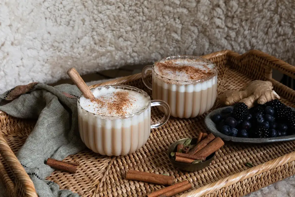 Tv&aring; koppar kr&auml;migt chai te med kanel, b&auml;r och ingef&auml;ra. En perfekt dryck f&ouml;r att vakna till, med h&auml;rligt chai te koffein.