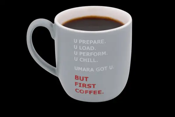 Grå mugg med texten "BUT FIRST COFFEE." och en text som antyder 50mg koffein. Perfekt för morgonrutinen.