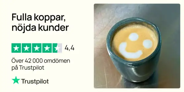 En kopp kaffe med ett leende latte art. Fulla koppar, nöjda kunder som njuter av sitt chai kaffe.