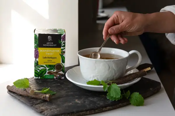 En kopp te med lakritsrot och citronmeliss, en perfekt dryck för att pigga upp sig. Detta chai te har naturligt koffein.