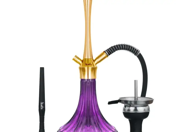 En elegant Aladin shisha med lila glas och guldfärgade detaljer. En modern design för en njutbar upplevelse.