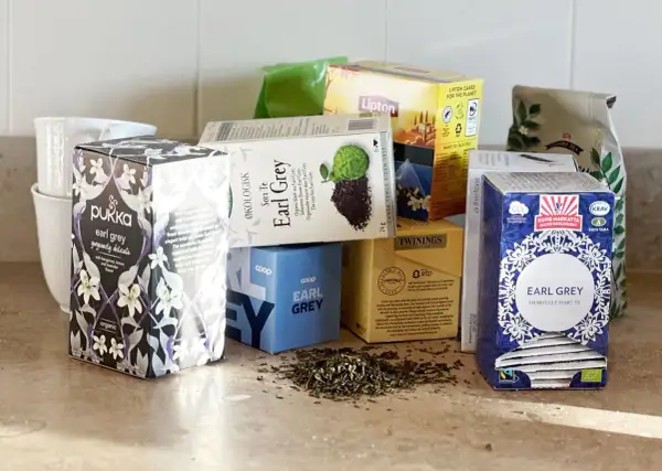 En samling Earl Grey-teer, varav flera framhäver den distinkta bergamott smak.